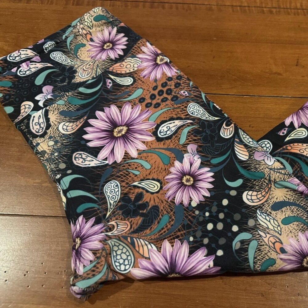 Ladies Buttery Soft Capri Leggings- Lavender Flowers- One Size